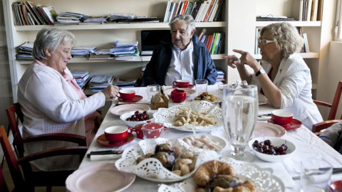 La aspirante a la Alcaldía de la capital de Ahora Madrid, Manuela Carmena, con el expresidente de Uruguay José Mujica y su esposa, en su domicilio. EFE