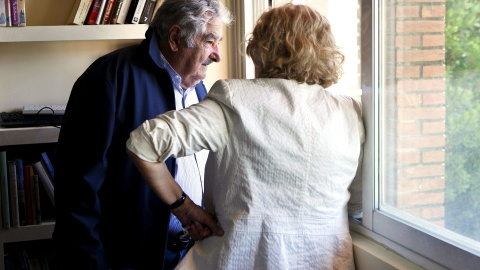 La aspirante a la Alcaldía de la capital de Ahora Madrid, Manuela Carmena, con el expresidente de Uruguay José Mujica, en su domicilio. EFE