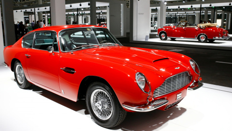 El modelo Aston Martin DB6 cupé, de 1966, en la feria del automóvil de Basilea. REUTERS/Arnd Wiegmann