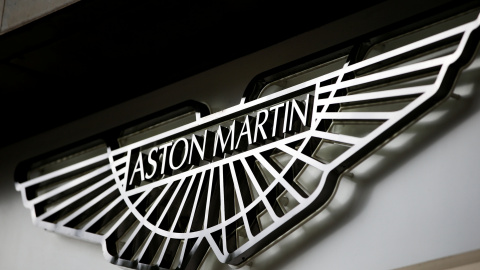 El logo de Aton Martin en un concesionario en Londres. REUTERS/Henry Nicholls