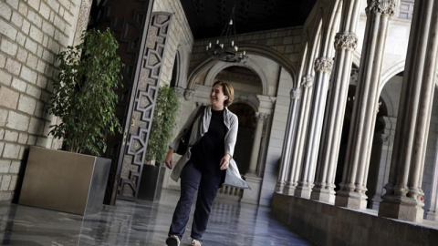 La ganadora de las elecciones municipales en Barcelona, Ada Colau (BComú), en la galería gótica del ayuntamiento de Barcelona, tras la reunión que ha mantenido con el alcalde en funciones, Xavier Trias (CiU).- EFE