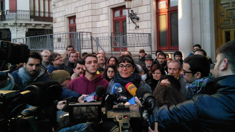 Els regidors de la CUP a Reus Oriol Ciurana i Marta Llorens, al centre de la imatge, aquest dijous davant del consistori, poc abans de ser detinguts. /Twitter CUP Reus.