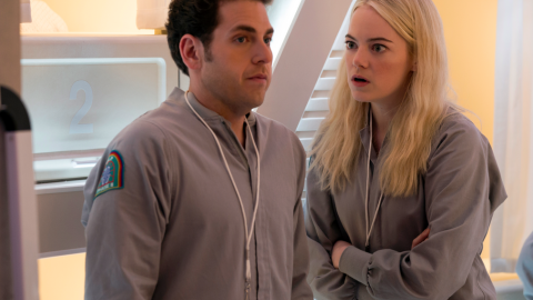 Emma Stone y Jonah Hill, en una escena de la serie 'Maniac'