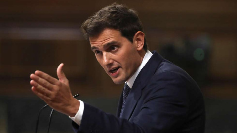 Después de Casado fue el turno de Albert Rivera. El líder de Ciudadanos se mostró duro y agresivo, quizás demasiado. Este gesto resume su intervención. (KIKO HUESCA | EFE).