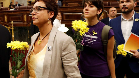 El portavoz de ERC Gabriel Rufián, y las diputadas de esta formación Montserrat Bassa (centro) y Marta Rosique, a su llegada al hemiciclo del Congreso portando flores amarillas en alusión a los políticos presos encarcelados. (BALLESTEROS | 