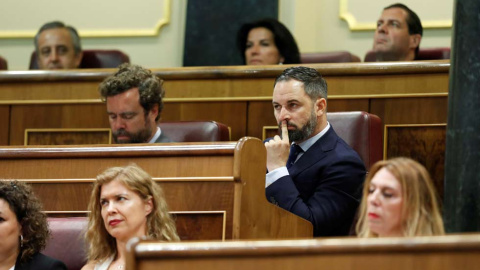 La presidenta del gobierno balear Francina Armengol (i) y Begoña Gómez, esposa del candidato socialista a la Presidencia del Gobierno se sentaron en la tribuna de invitados. (EMILIO NARANJO | EFE)