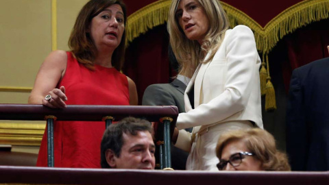 La presidenta del gobierno balear Francina Armengol (i) y Begoña Gómez, esposa del candidato socialista a la Presidencia del Gobierno se sentaron en la tribuna de invitados. (EMILIO NARANJO | EFE)