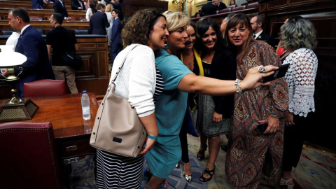 No todo va a ser política, también hay tiempo para otras cosas. Varias diputadas se fotografían a su llegada al hemiciclo del Congreso en la primera jornada del debate de investidura. (EMILIO NARANJO | EFE)