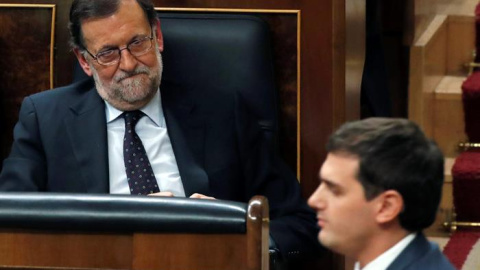 El líder de Ciudadanos, Albert Rivera, ha reprochado a Mariano Rajoy haber puesto "en jaque al rey" al rechazar someterse a una votación de investidura, durante el segundo debate del candidato a presidente Pedro Sánchez. EFE/Javier Lizón