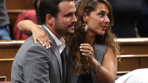 El líder de Izquierda Unida, Alberto Garzón, recibe felicitaciones de la portavoz de Unidas Podemos, Noelia Vera, tras su intervención en la primera jornada del debate de investidura. (KIKO HUESCA | EFE)