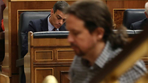 Pablo Iglesias, de camino a la tribuna del Congreso mientras Pedro Sánchez toma unas notas. (J.J. GUILLÉN | EFE)