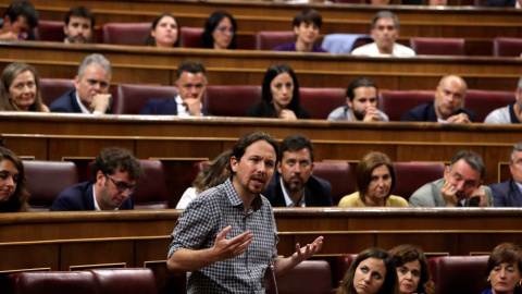 Pablo Iglesias se dirige desde su escaño a Pedro Sánchez. (KIKO HUESCA | EFE)