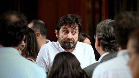 El diputado de Unidas Podemos, Rafael Mayoral, durante la primera jornada del debate de investidura. (FERNANDO VILLAR | EFE).