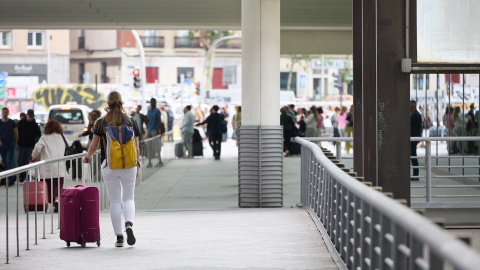 Varias personas a su llegada a la estación Almudena Grandes-Atocha Cercanías, a 28 de abril de 2023, en Madrid (España).