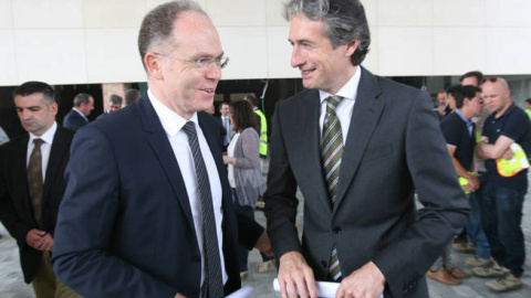 Juan Bravo, presidente de Adif, con el ministro de Fomento Iñigo de la Serna. EFE