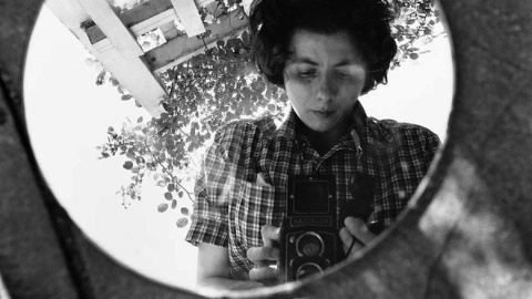 Autorretrato de Vivian Maier.