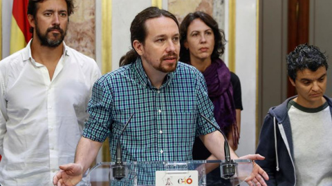 El secretario general de Podemos, Pablo Iglesias, escucha la intervención de la diputada Lucía Martín (4i), durante la rueda de prensa ofrecida al término del pleno celebrado hoy en el Congreso. EFE/Emilio Naranjo