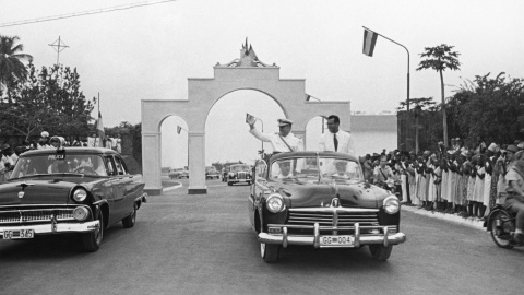 El governador general Faustino  Ruiz González va ser un clar  exponent de mandatari autoritari  franquista. El 1961 fins i tot  es va plantejar la possibilitat  de ser nomenat “rei” dels bubis  mitjançant el matrimoni amb  una jove d’aquest