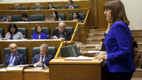 La portavoz del PSE, Idoia Mendía, interviene en el  Parlamento Vasco en Vitoria donde se celebra el Pleno de Política General.