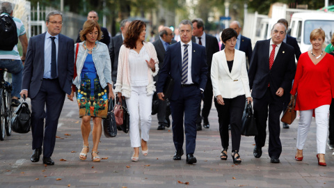 El lehendakari, Iñigo Urkullu, acompañado por los miembros de su Ejecutivo, se dirige a la sede del Parlamento Vasco en Vitoria donde se celebra el Pleno de Política General. EFE/David Aguilar