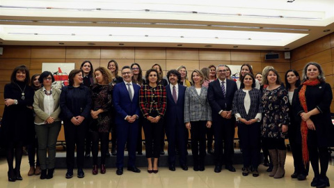 La ministra de Sanidad, Dolors Montserrat,c, posa en la foto de familia con los asistentes a la reunión de la Conferencia Sectorial de Igualdad celebrada hoy con el fin de poner en marcha el Pacto de Estado contra la Violencia de Género, ju