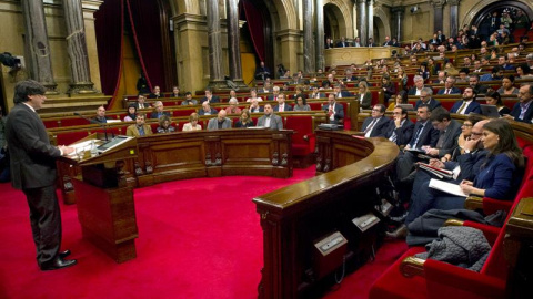 El presidente de la Generalitat, Carles Puigdemont, durante una de sus inetrvenciones en el pleno del Parlament de Catalunya./ EFE