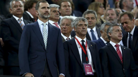 El rey Felipe, en el Camp Nou durante la pitada. EFE/Toni Albir