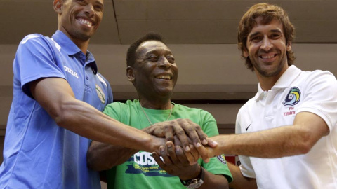 Yenier Marquez, Pele y Raúl Gonzalez entrelazan sus manos tras ofrecer una rueda de prensa en La Habana. / ENRIQUE DE LA OSA (REUTERS)