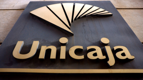 EEl logo de Unicaja Banco en una oficina en la localidad malagueña de Ronda. REUTERS/Jon Nazca