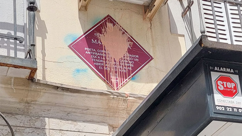 La Placa de Marcos en Ana en la calle Narváez de Madrid ha sido vandalizada, a 1 de junio de 2023.