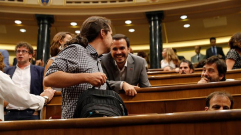 22/07/2019.- El líder de Unidas Podemos, Pablo Iglesias, saluda a Albero Garzón, coordinador general de IU, a su llegada este lunes al Congreso para la celebración de la primera jornada del debate de investidura que afronta el líder sociali