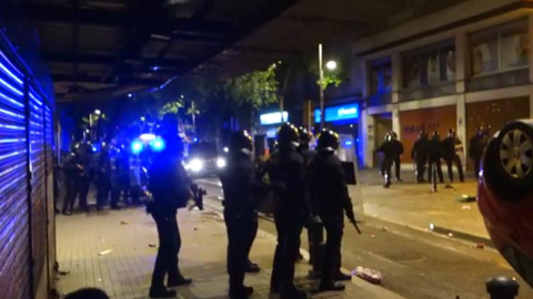 Un momento del violento desalojo en Barcelona.