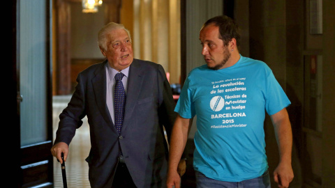 El exconseller de Economía y Finanzas de la Generalitat Macià Alavedra (CiU) (i), acompañado del presidente de la comisión sobre el caso Pujol, David Fernández (d), a su llegada al Parlament. EFE