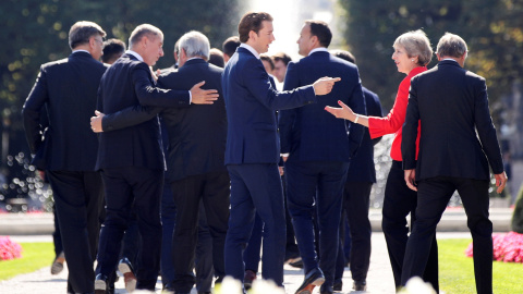 La primera minsitra birtánica, Theresa May, conversa con el canciller austriaco, Sebastian Kurz, camino de la foto de familia de la cumbre de la UE en Salzburgo. REUTERS/Lisi Niesner