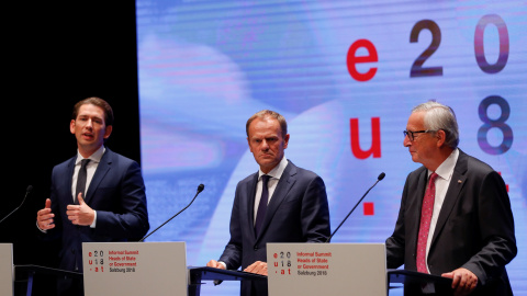 De izq. a der., el canciller austriaco, Sebastian Kurz, el presidente del Consejo Europeo, Donald Tusk, y el presidente de la Comisión Europea, Jean-Claude Juncker, en la rueda de prensa tras la cumbre informal de la UE en Salzburgo. REUTER