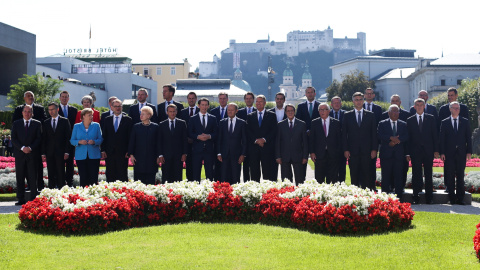 Foto de familia de los líderes de la UE en la cumbre informal de Salzburgo (Austria). REUTERS/Lisi Niesner