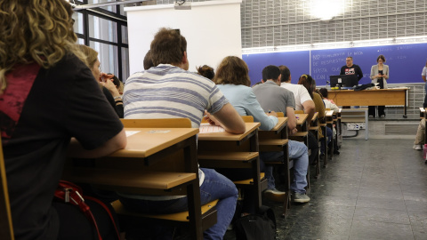 Estudiantes realizando un examen en la Facultad de Biológicas de la Universidad Complutense de Madrid, a 7 de mayo de 2023