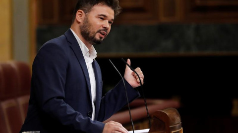 El portavoz de ERC, Gabriel Rufián, ha reanudado con su intervención el debate de investidura, este martes en el Congreso, la segunda jornada del debate del candidato socialista, Pedro Sánchez, en la que se celebra la primera votación, sin 