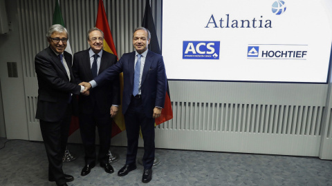 El presidente de ACS, Florentino Pérez (c); el consejero delegado de Atlantia, Giovanni Castelluci (i), y el presidente de Hochtief, Marcelino Fernández Verdes (d), posan antes de la rueda de prensa para explicar los detalles de su oferta c