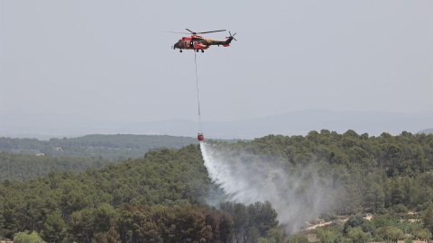 Los medios aéreos y terrestres que trabajan en la extinción del incendio forestal en Venta del Moro, València, 5 de julio de 2022.