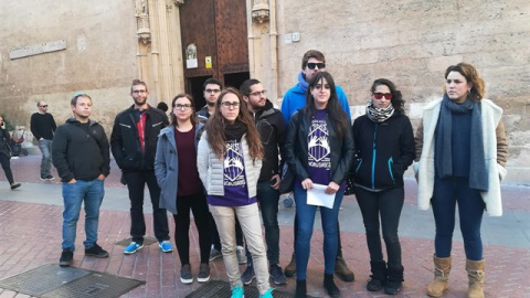 Los jóvenes condenados posan ante la iglesia donde ocurrieron los hechos. | EP