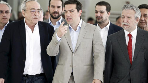 Alexis Tsipras, escoltado por algunos miembros de su Gobierno, camino de una reunión en Atenas. / Alkis Konstantinidis (Reuters)