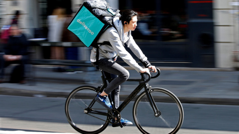 Un repartidor de Deliveroo./ REUTERS