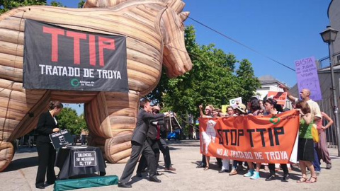 La performance realizada este martes en Madrid contra el TTIP. /ALEJANDRO LÓPEZ DE MIGUEL