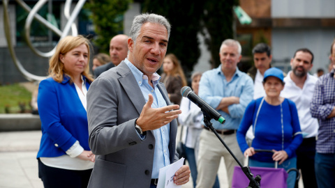 Elías Bendodo presenta ante los medios de comunicación un carro de la compra gigante para denunciar la subida desorbitada de los precios de los alimentos en Madrid.