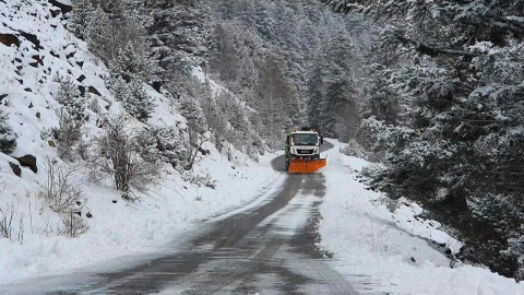 Un camión quitanieves despeja la carretera en el valle de Senarta