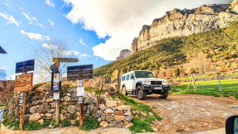 La gente del Sobrarbe ha logrado hasta la fecha sustraerse a los cantos de sirena de las estaciones de esquí, como se muestra en esta imagen de la Peña Montañesa