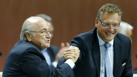 Jerome Valcke estrecha la mano a Joseph Blatter en el reciente Congreso de la FIFA. /REUTERS