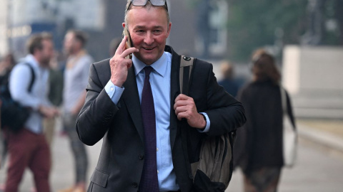 El secretario de Gales de Gran Bretaña, Simon Hart, abandona la Oficina del Gabinete en Whitehall, en el centro de Londres, el 6 de julio de 2022.