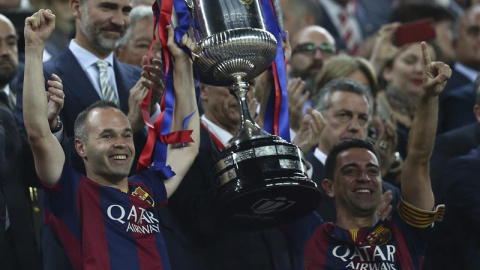 Xavi e Iniesta levantan la Copa del Rey en presencia de Felipe VI. /EFE